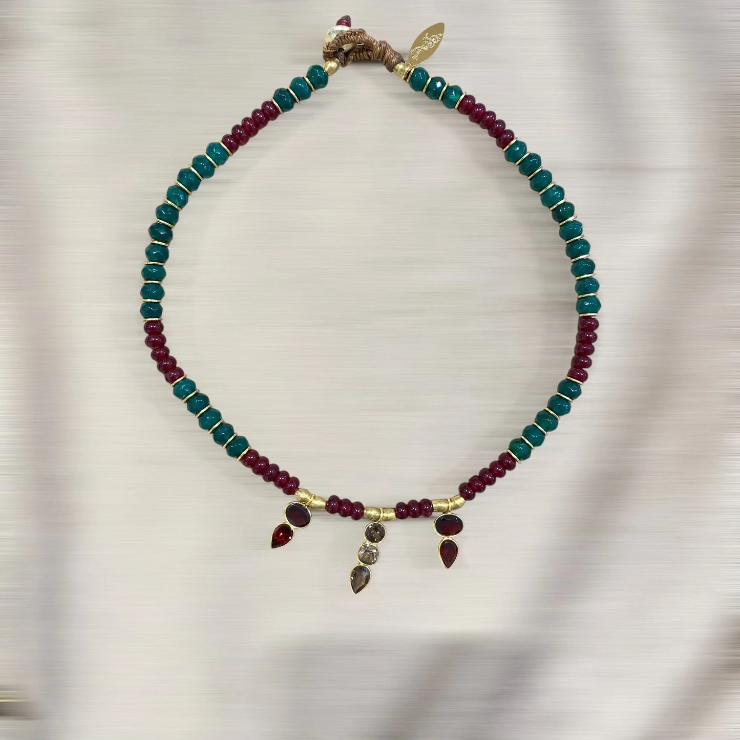 NOOR – VERT / ROUGE LÈSE-MAJESTÉ