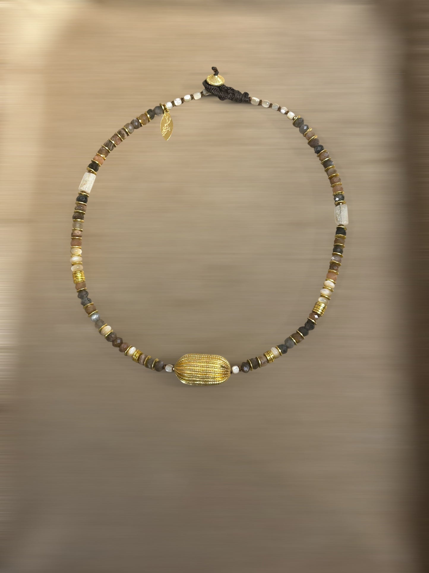 NOOR – BEIGE LÈSE-MAJESTÉ