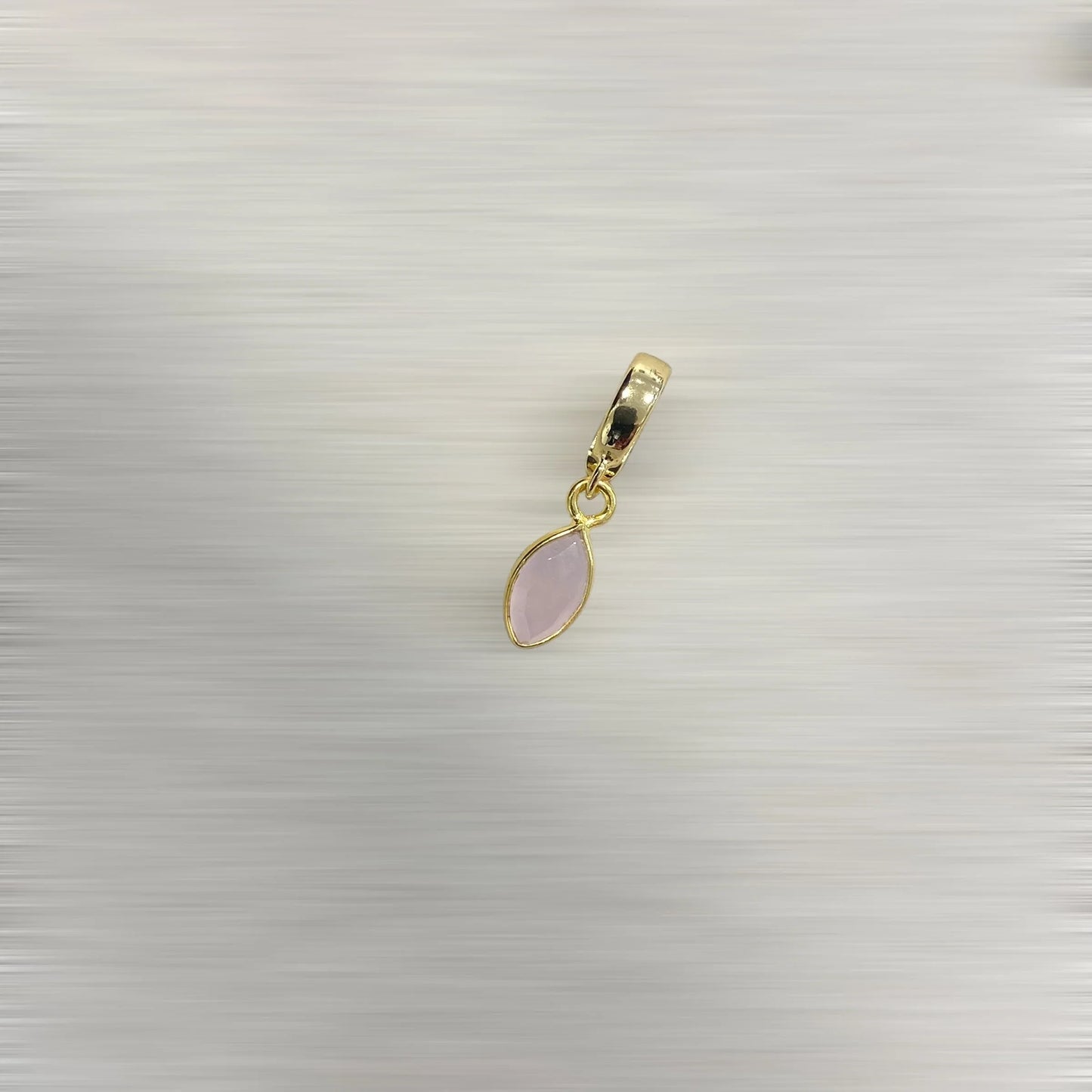 AMULETTE AURA Quartz rose – 1 CM (ARGENT PLAQUÉ OR) LÈSE-MAJESTÉ
