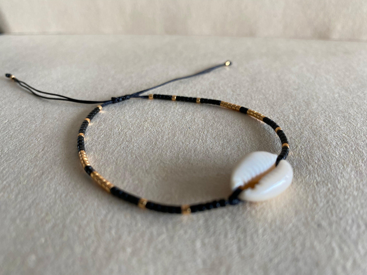 Bracelet perles tissées - "CAURI" Noir/Or LESE-MAJESTE