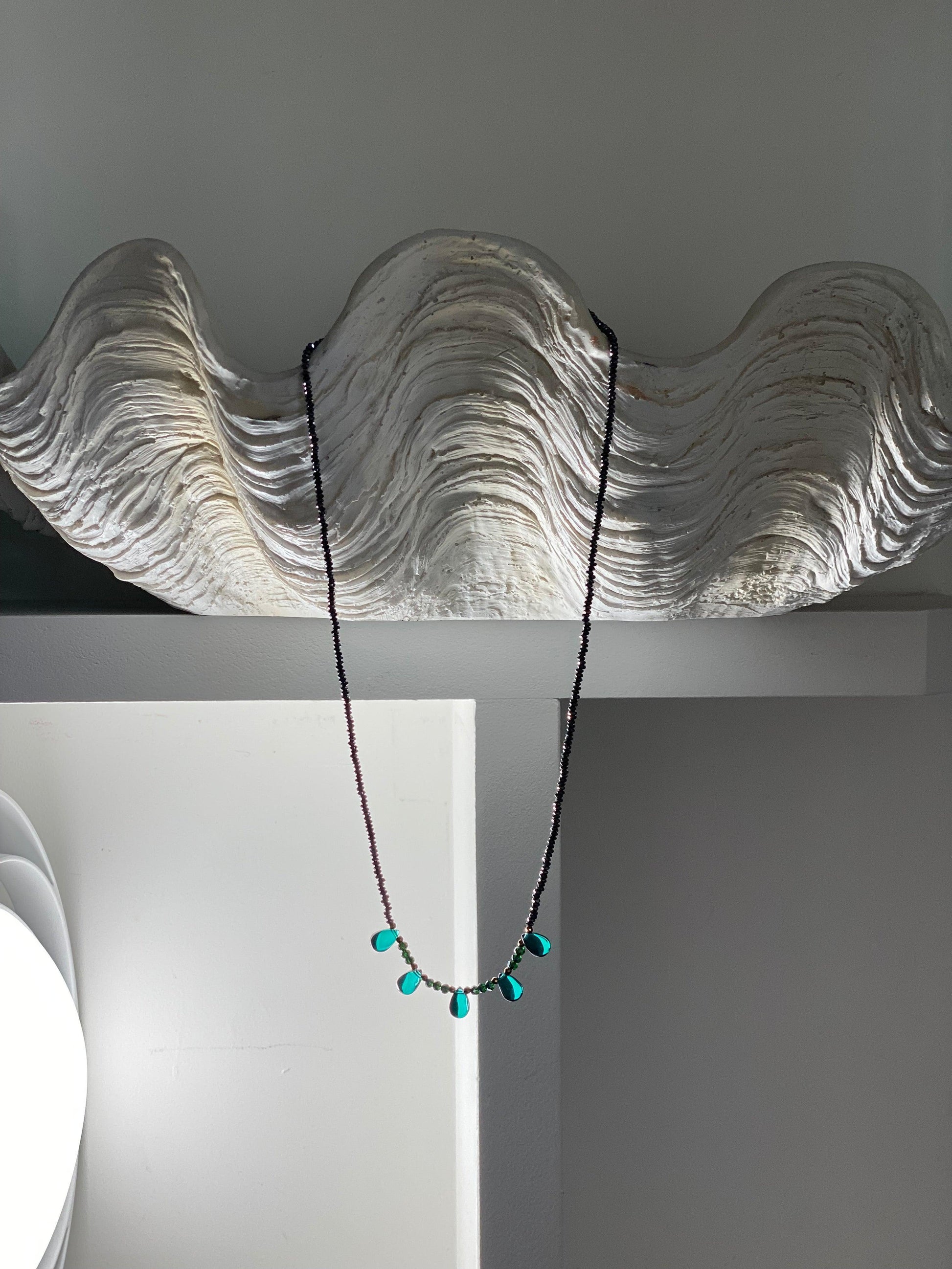 COLLIER "PEPITES" - 50cm - noir - vert Lèse-Majesté
