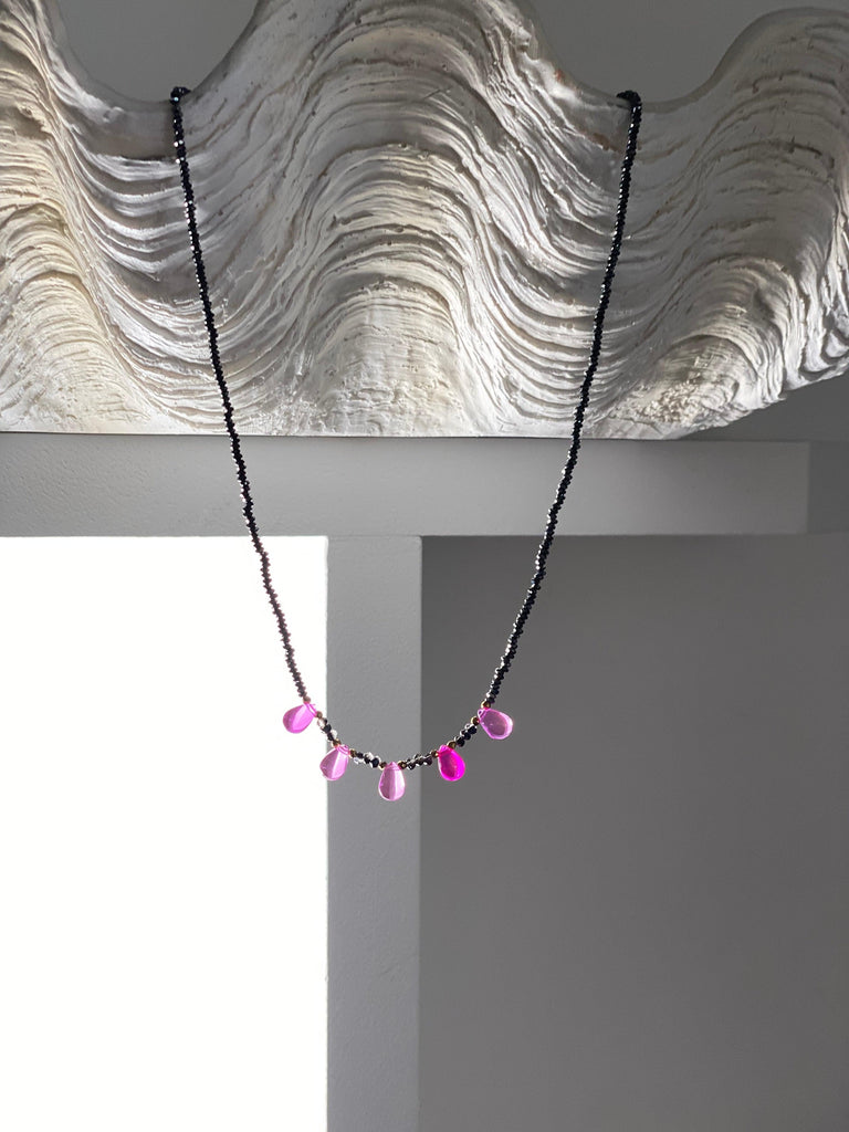 COLLIER "PEPITES" - 50cm - noir - fuschia Lèse-Majesté