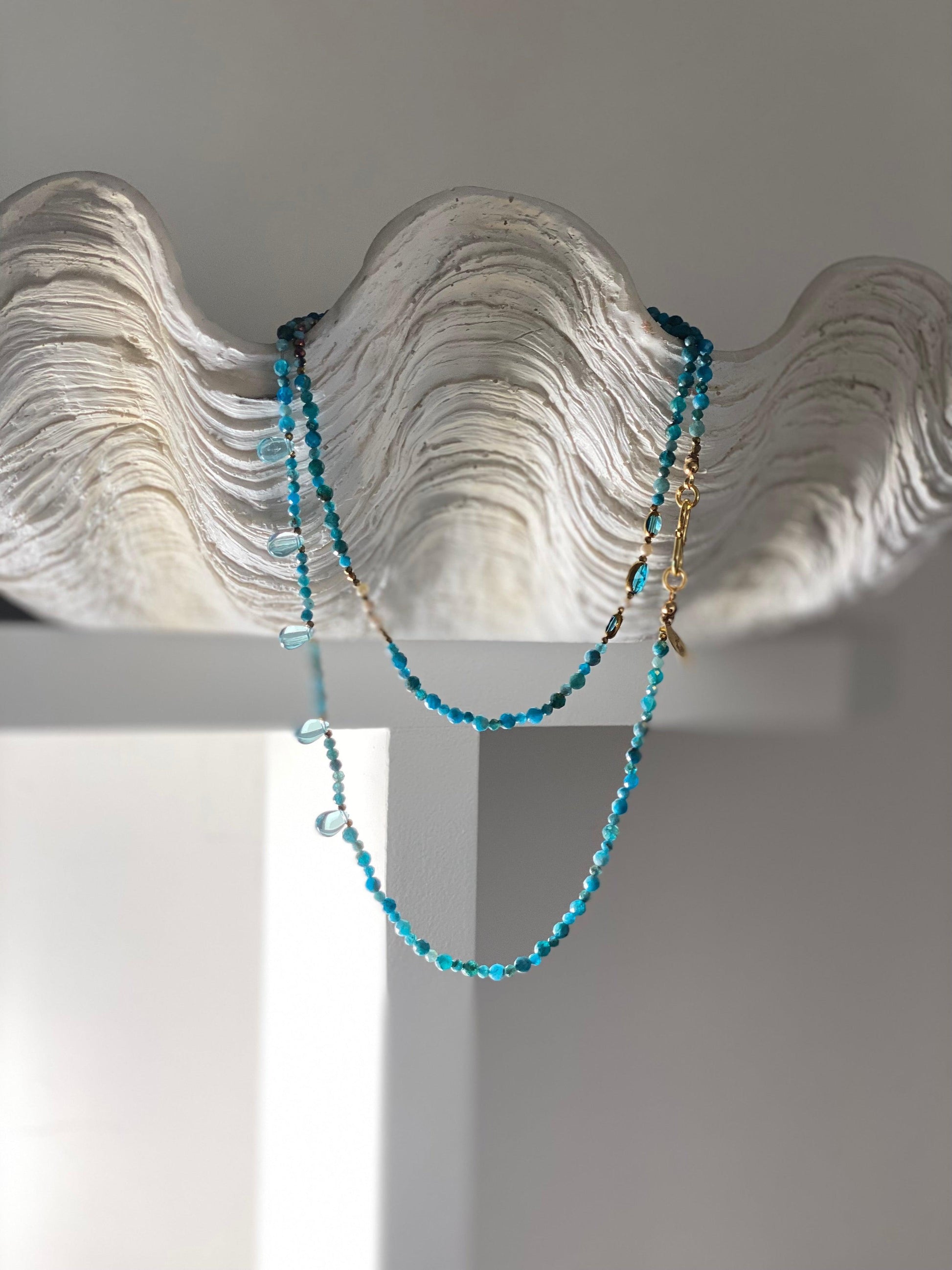 SAUTOIR "PEPITES" - 100cm - doré - Turquoise & bleu clair - Apatite Lèse-Majesté