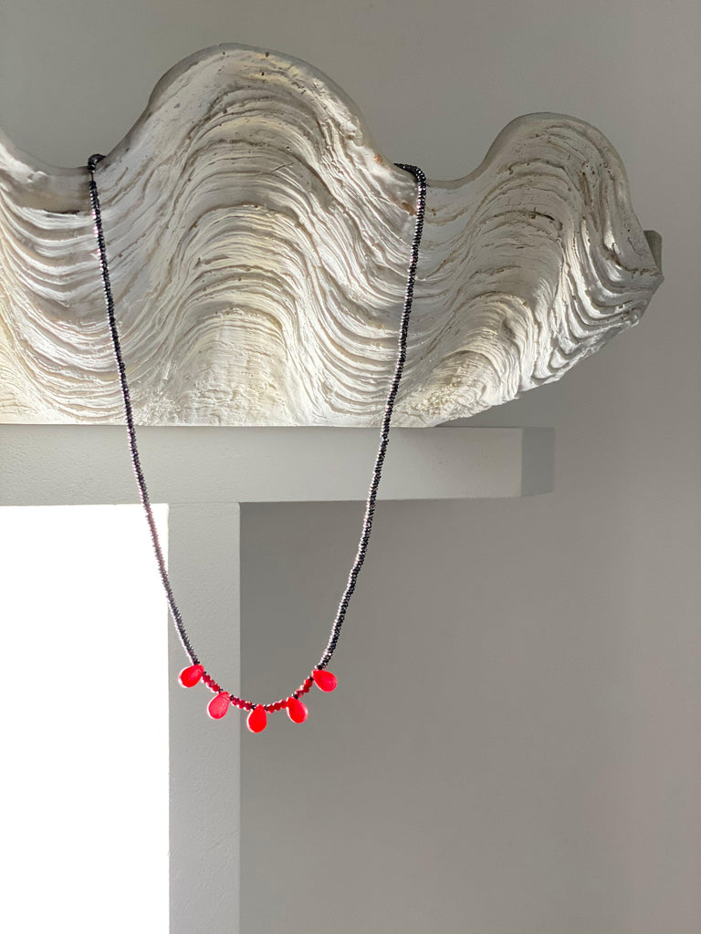 COLLIER "PEPITES" - 50cm - argenté - rouge Lèse-Majesté