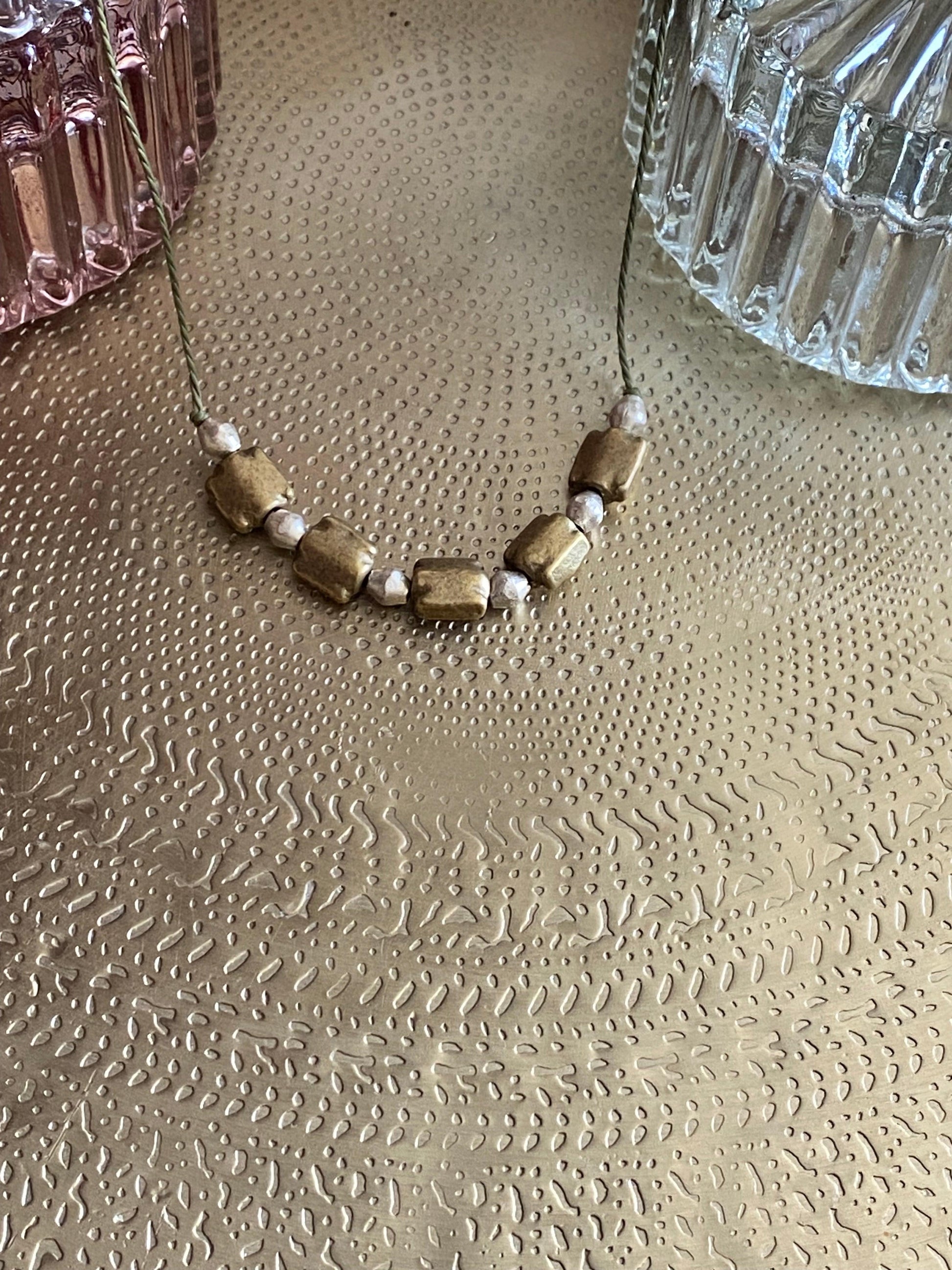 COLLIER "BABY OASIS" LESE-MAJESTE