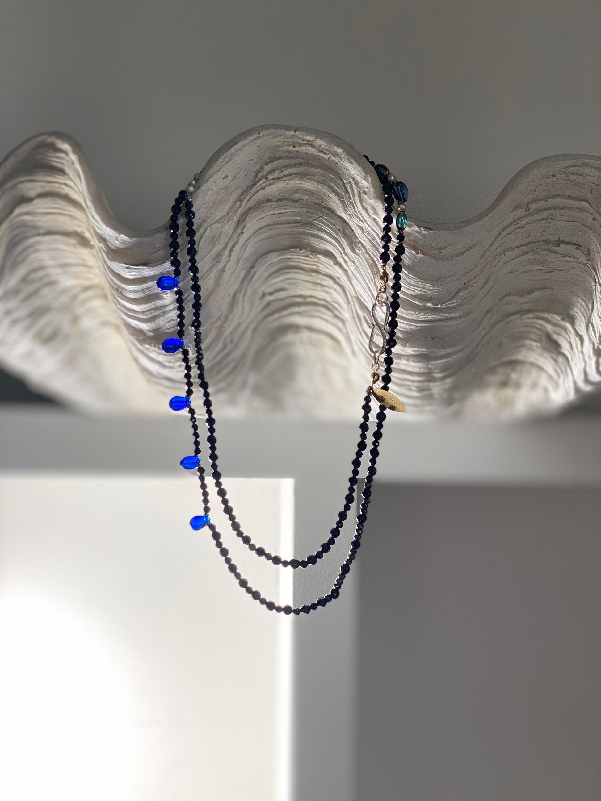 SAUTOIR "PEPITES" - 100cm - argenté - Bleu nuit - Pierre de soleil bleu nuit Lèse-Majesté