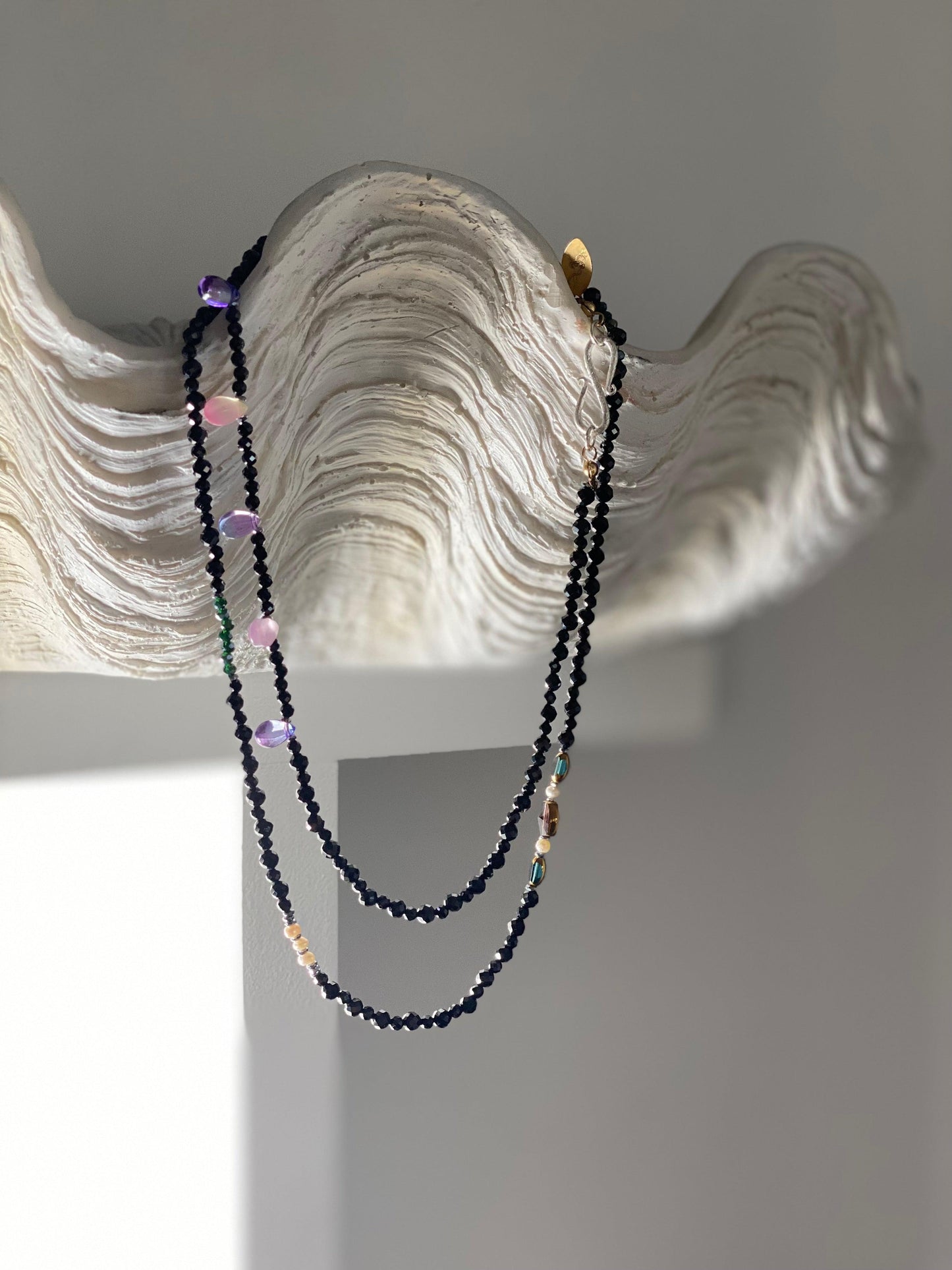 SAUTOIR "PEPITES" - 100cm - argenté - Noir & mauve - Agate noire Lèse-Majesté
