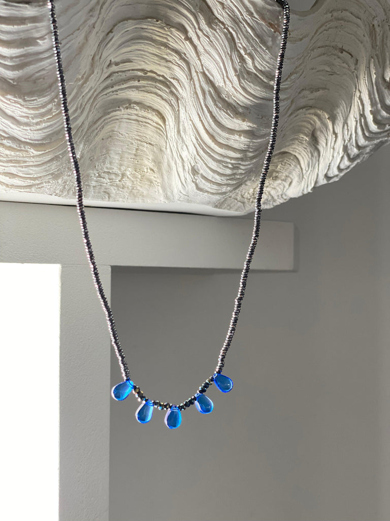 COLLIER "PEPITES" - 50cm - argenté - bleu profond Lèse-Majesté