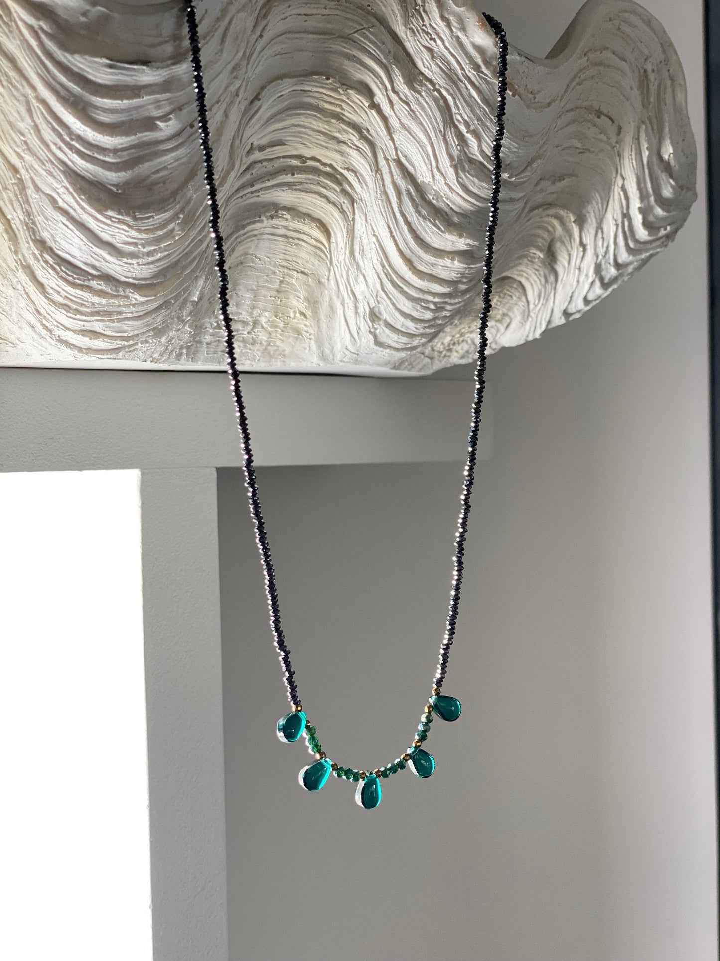 COLLIER "PEPITES" - 50cm - noir - vert Lèse-Majesté