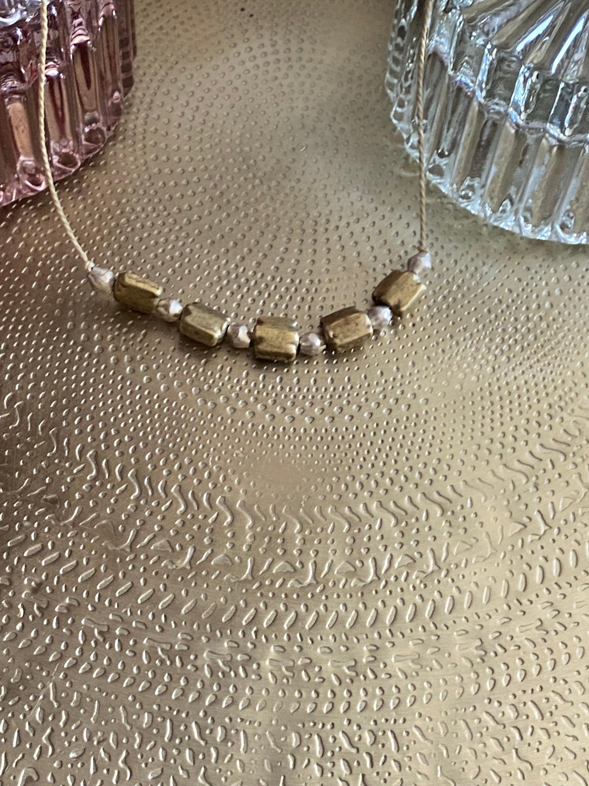 COLLIER "BABY OASIS" LESE-MAJESTE