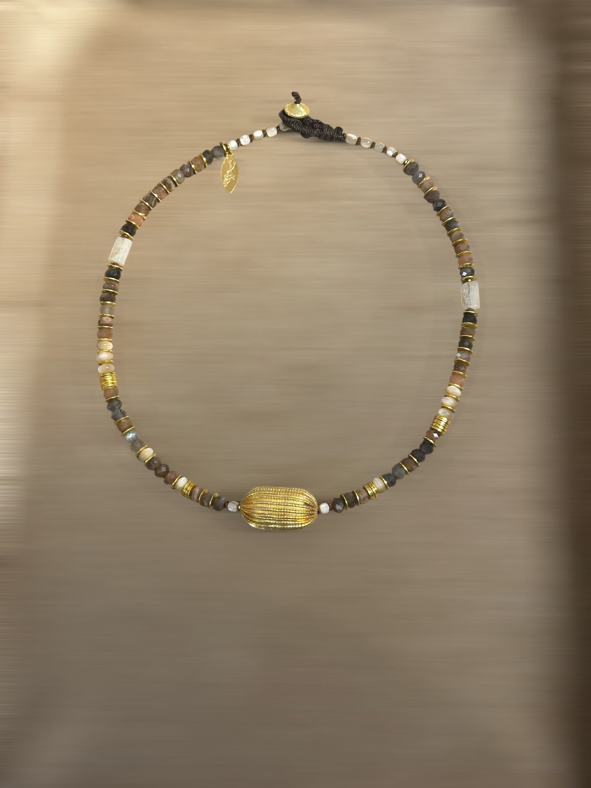 NOOR – BEIGE LÈSE-MAJESTÉ
