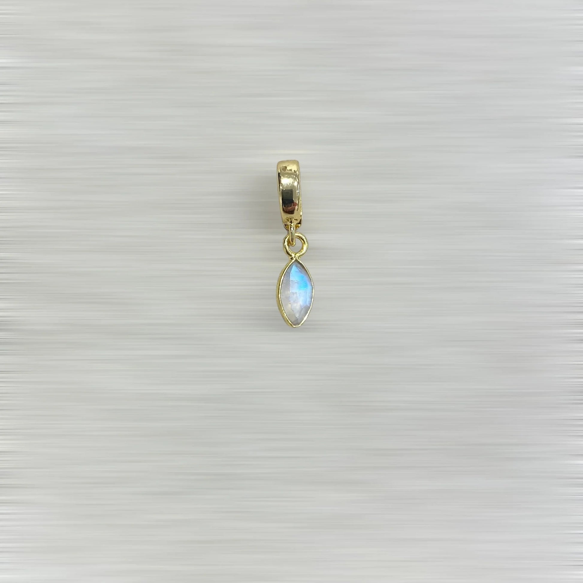AMULETTE AURA PIERRE DE LUNE – 1 CM (Plaqué or) LÈSE-MAJESTÉ