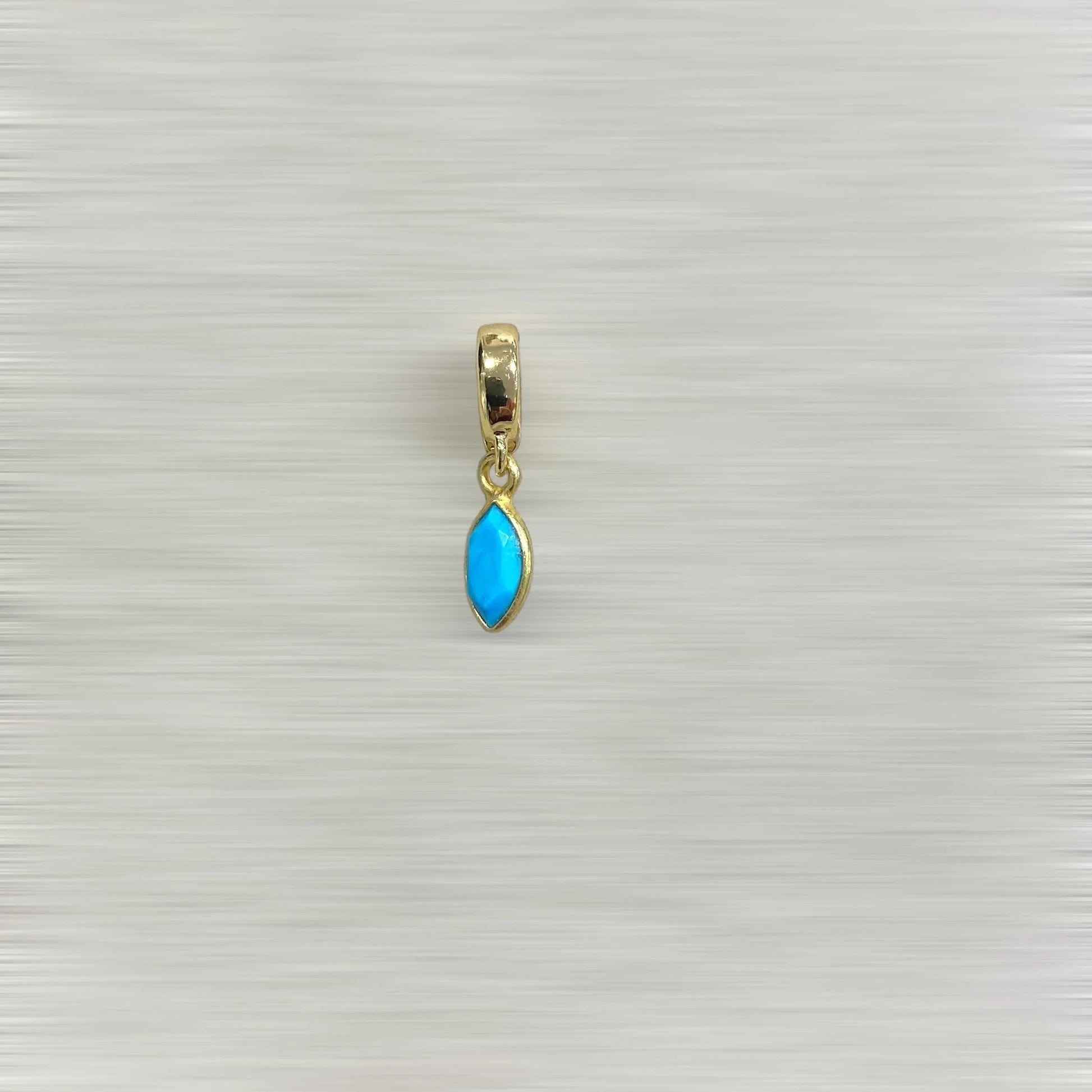 AMULETTE AURA Turquoise – 1 CM (Plaqué or) LÈSE-MAJESTÉ