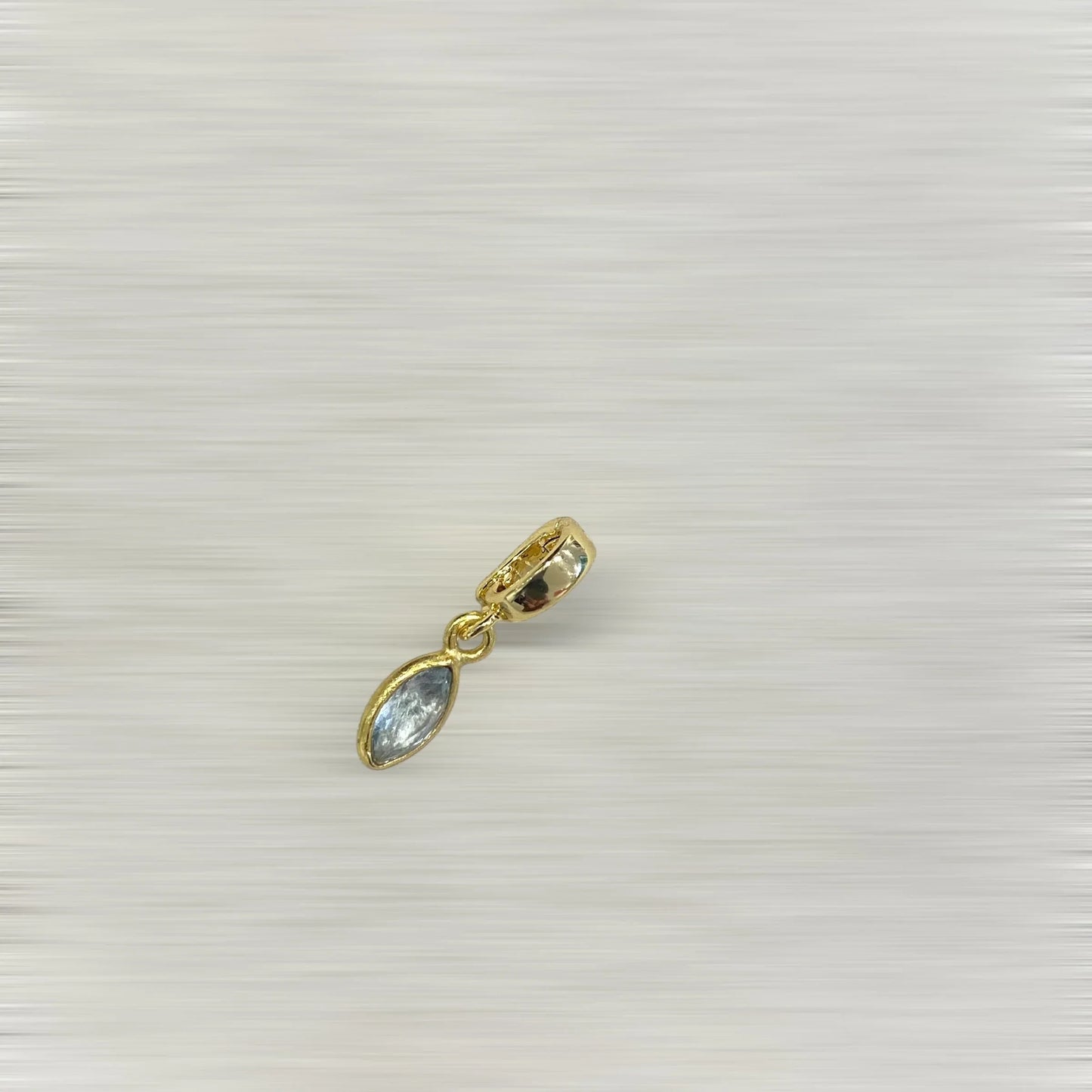 AMULETTE AURA AIGUE-MARINE – 1 CM (Plaqué or) LÈSE-MAJESTÉ