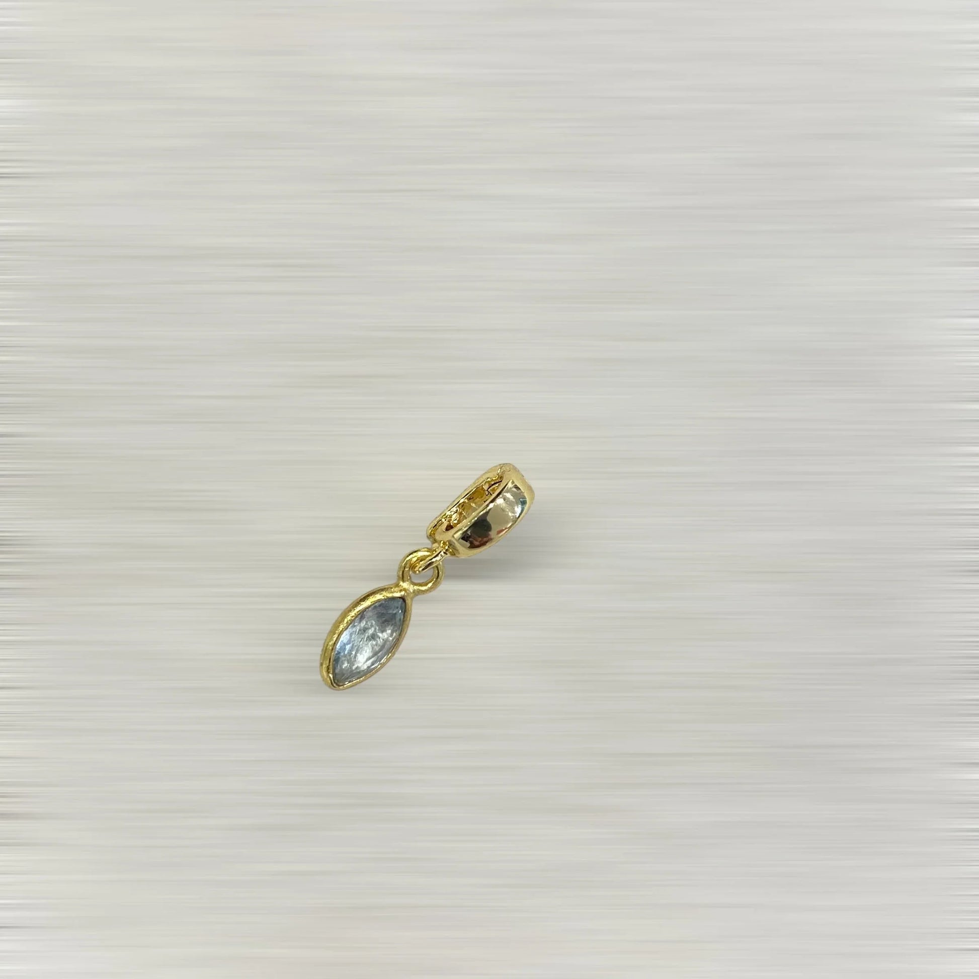 AMULETTE AURA AIGUE-MARINE – 1 CM (Plaqué or) LÈSE-MAJESTÉ