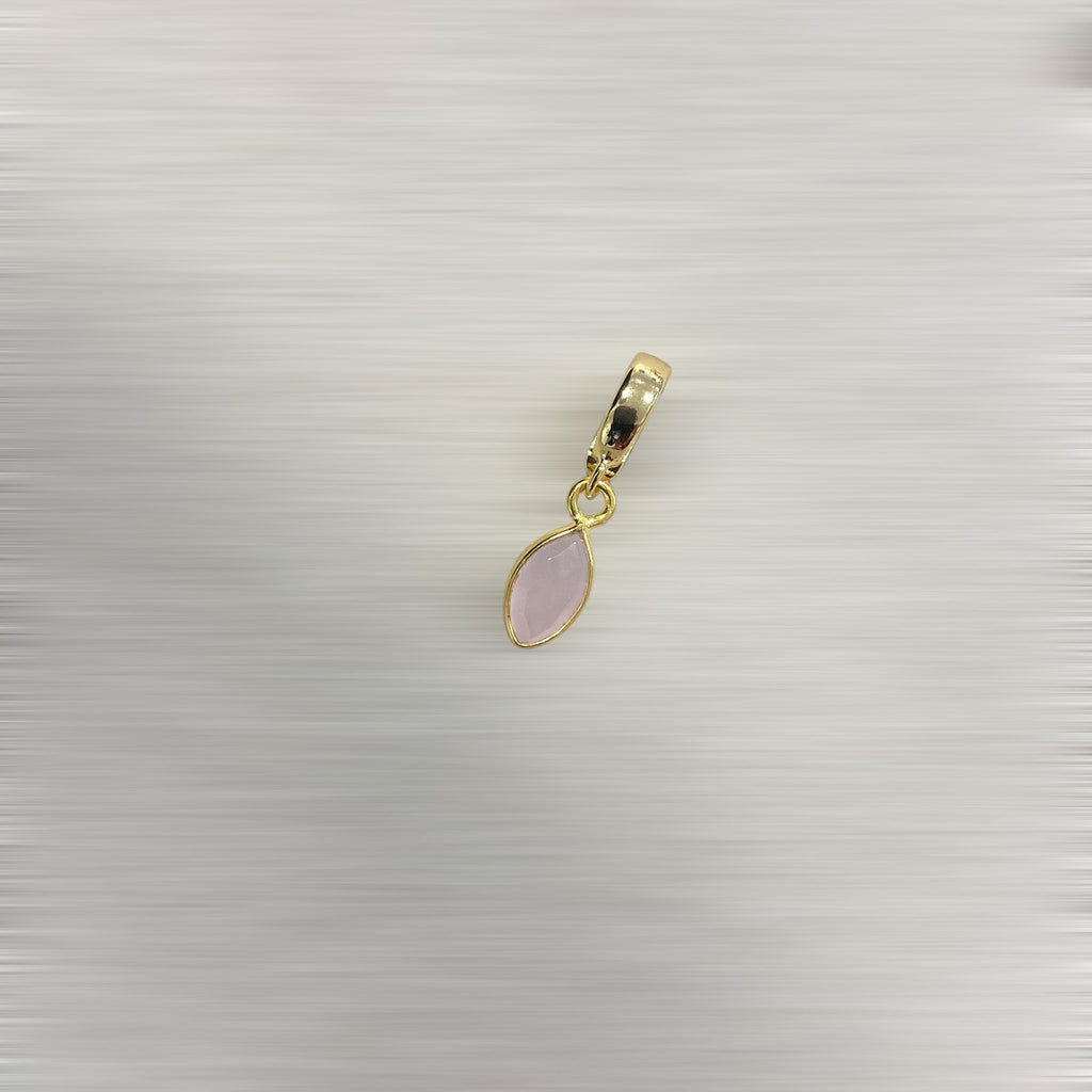 AMULETTE AURA QUARTZ ROSE – 1 CM (ARGENT PLAQUÉ OR) LÈSE-MAJESTÉ