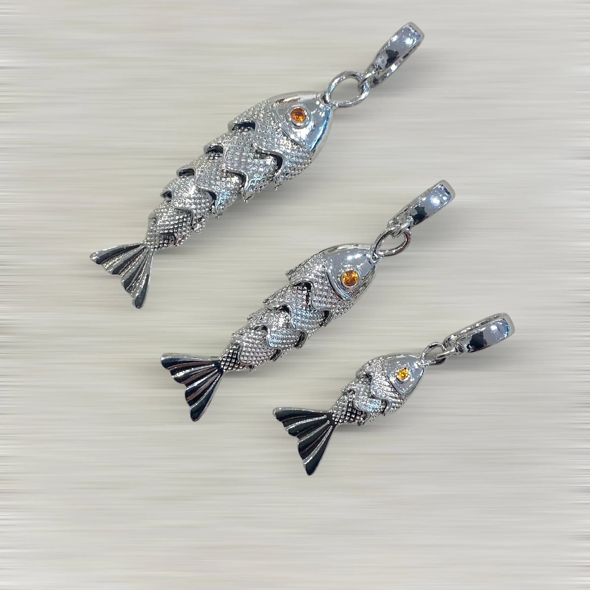 AMULETTE POISSON LIBERTÉ (argenté / grand 5 cm) Lèse-Majesté