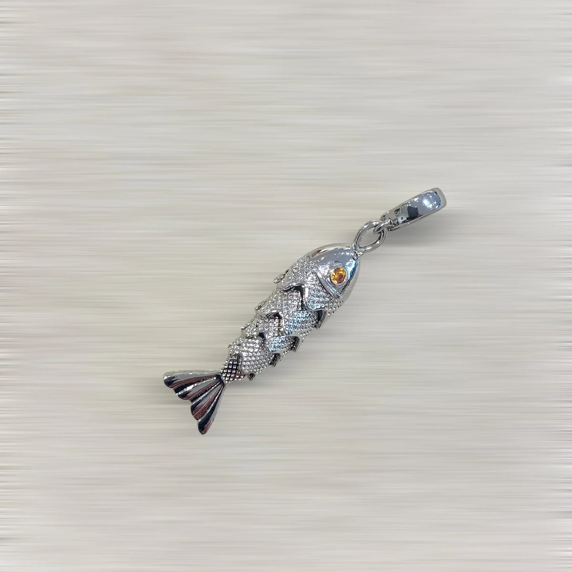 AMULETTE POISSON LIBERTÉ (argenté / moyen 4 cm) Lèse-Majesté