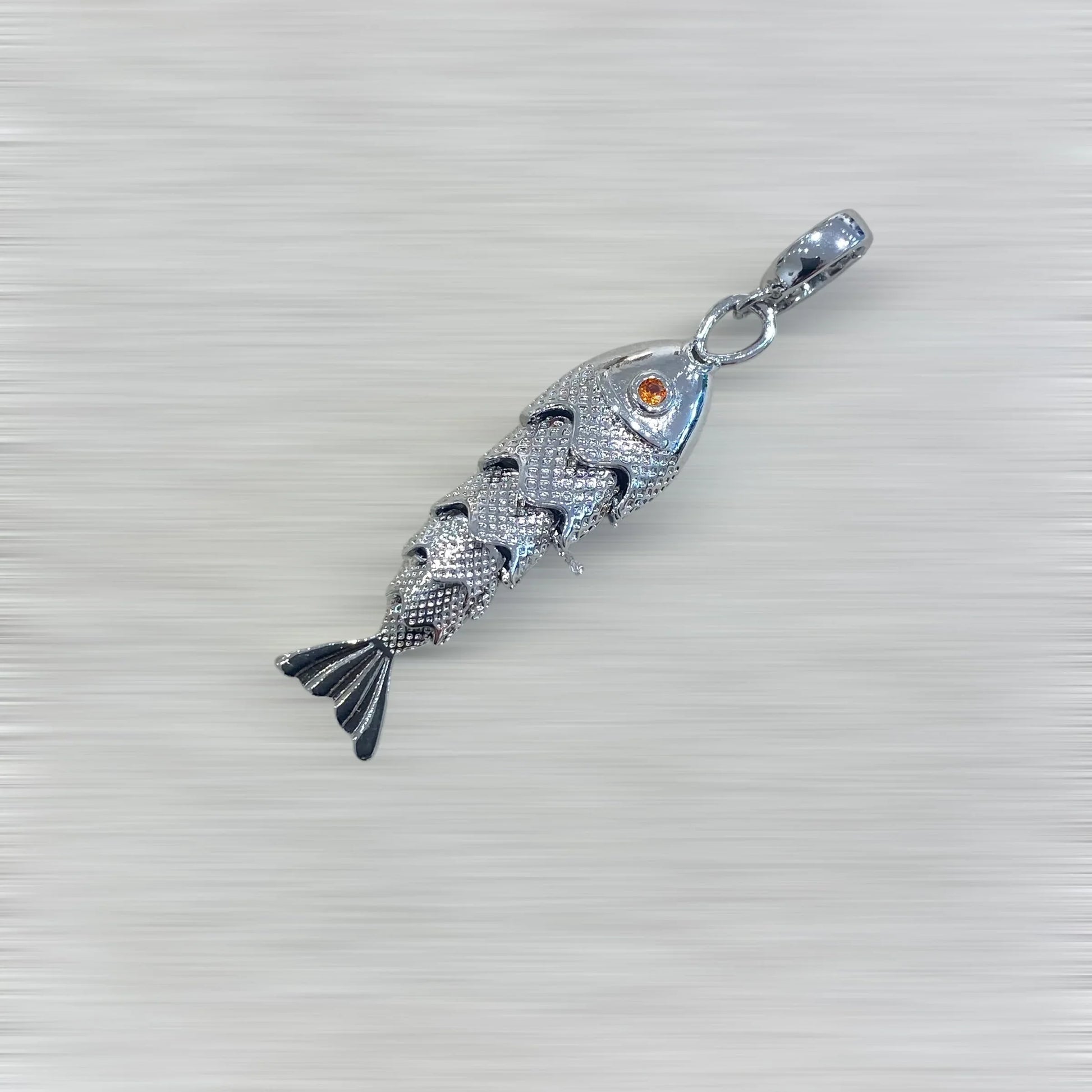 AMULETTE POISSON LIBERTÉ (argenté / grand 5 cm) Lèse-Majesté