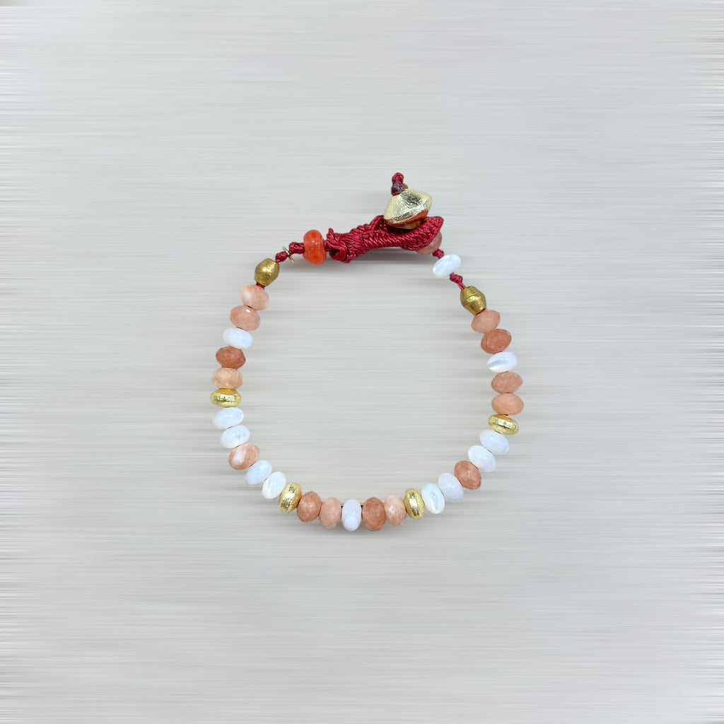 BRACELET ÉLIXIR (grès & nacre / pêche & blanc) – 20 CM Lèse-Majesté