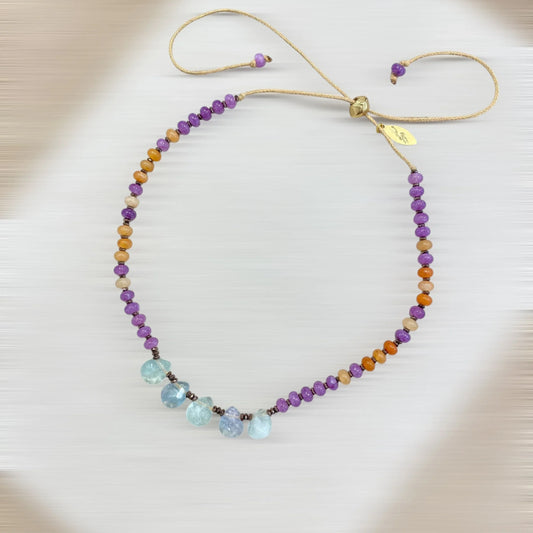 COLLIER CORDON NOMADE GYPSIE (fluorite & aventurine & calcédoine / vert d’eau & violet & rouge) – AJUSTABLE Lèse-Majesté