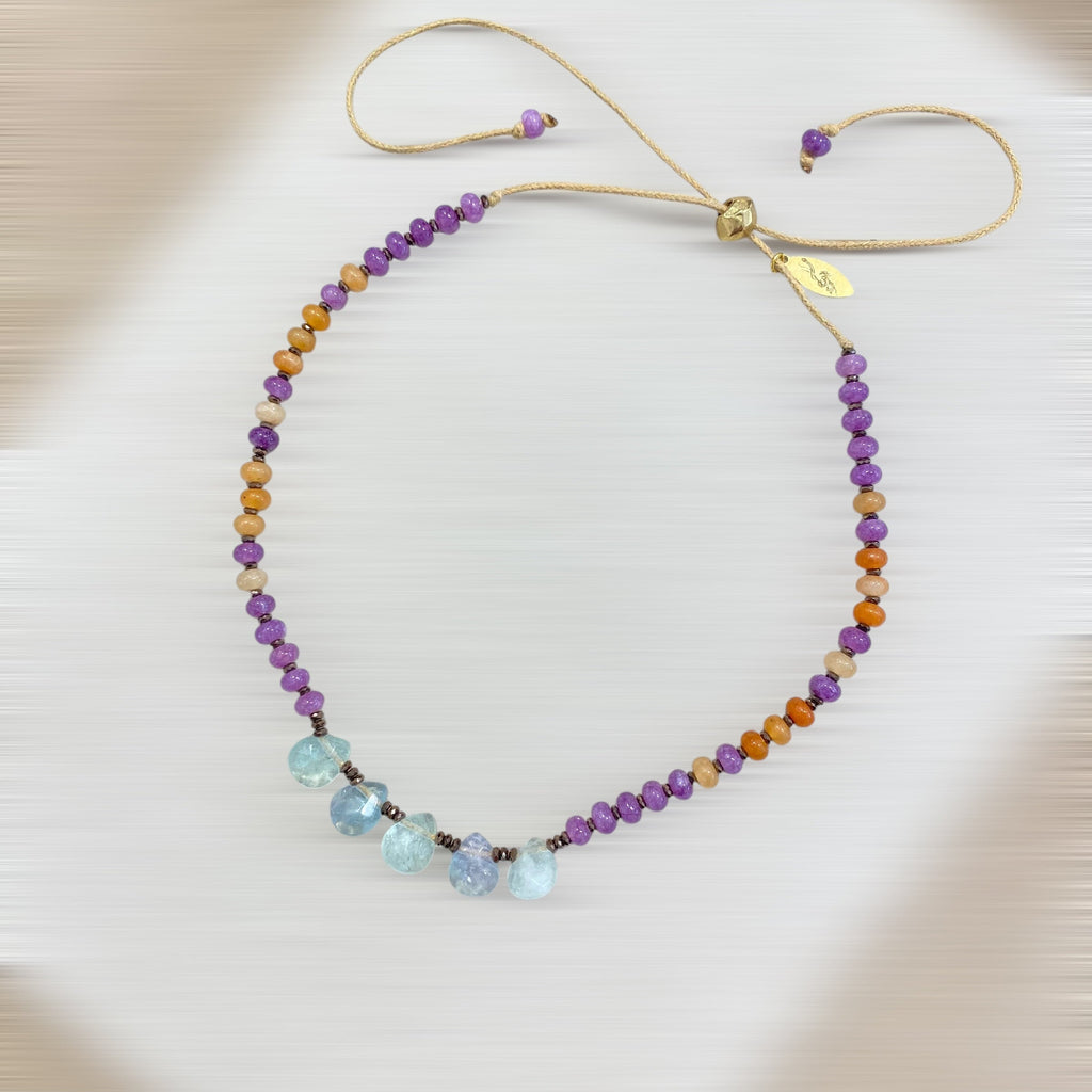 COLLIER CORDON NOMADE GYPSIE (fluorite & aventurine & calcédoine / vert d’eau & violet & rouge) – AJUSTABLE Lèse-Majesté