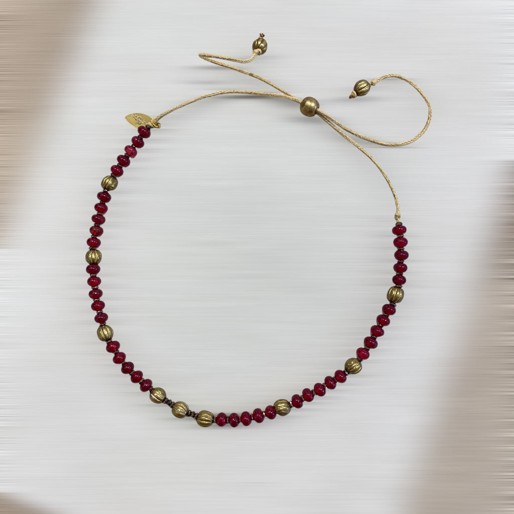 COLLIER CORDON NOMADE GRENADE (calcédoine / rouge) – AJUSTABLE Lèse-Majesté