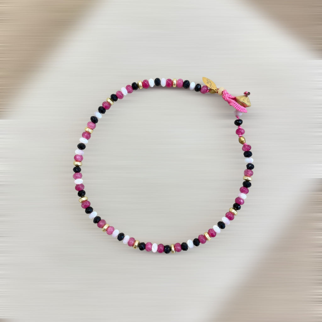 COLLIER ÉLIXIR (Calcédoine & agate & nacre / Rose vif & Noir & blanc) – 40 CM Lèse-Majesté