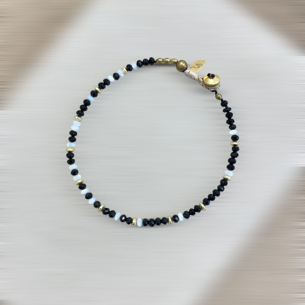 COLLIER ÉLIXIR (Agate & nacre / Noir & Blanc) – 40 CM Lèse-Majesté