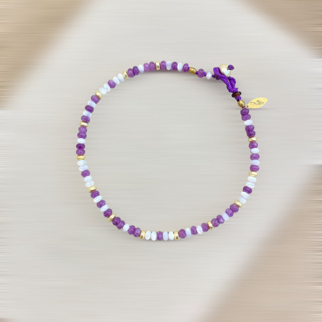 COLLIER ÉLIXIR (Calcédoine & nacre blanche / Violet & blanc) – 40 CM Lèse-Majesté
