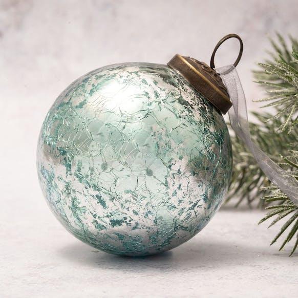 Boule de Noël en verre craquelé menthe / feuille d'argent 3" BOLLYWOOD CHRISTMAS
