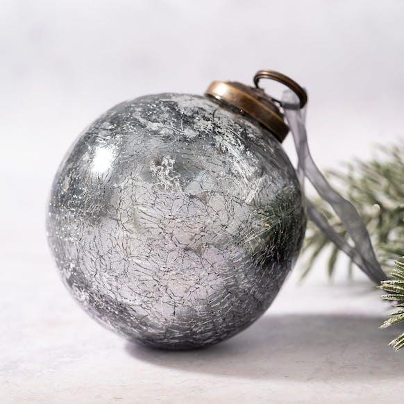 Boule de Noël extra large en verre craquelé ardoise / feuille d'argent  4" BOLLYWOOD CHRISTMAS