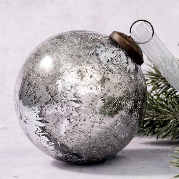 Boule de Noël extra large en verre fumé et feuille d'argent 4" BOLLYWOOD CHRISTMAS