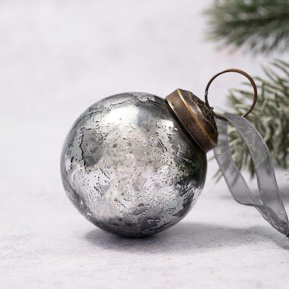 Boule de Noël moyenne en verre argenté Ardoise 2" BOLLYWOOD CHRISTMAS