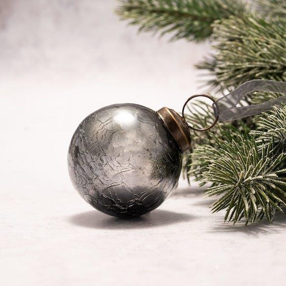 Boule de Noël moyenne en verre craquelé ardoise 2" BOLLYWOOD CHRISTMAS