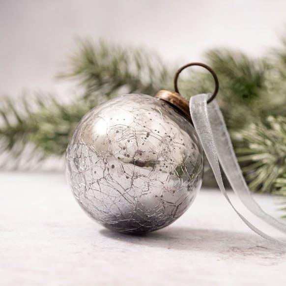Boule de Noël moyenne en verre craquelé fumé 2" BOLLYWOOD CHRISTMAS