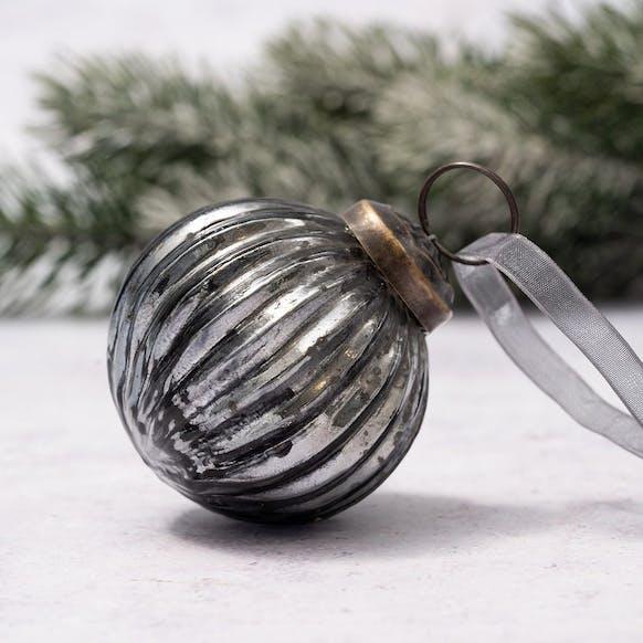 Boule de Noël moyenne en verre strié ardoise 2" BOLLYWOOD CHRISTMAS