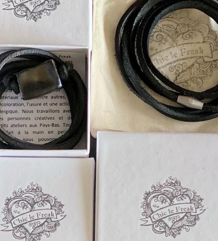 Bracelet cuir aimanté noir Chic le Freak