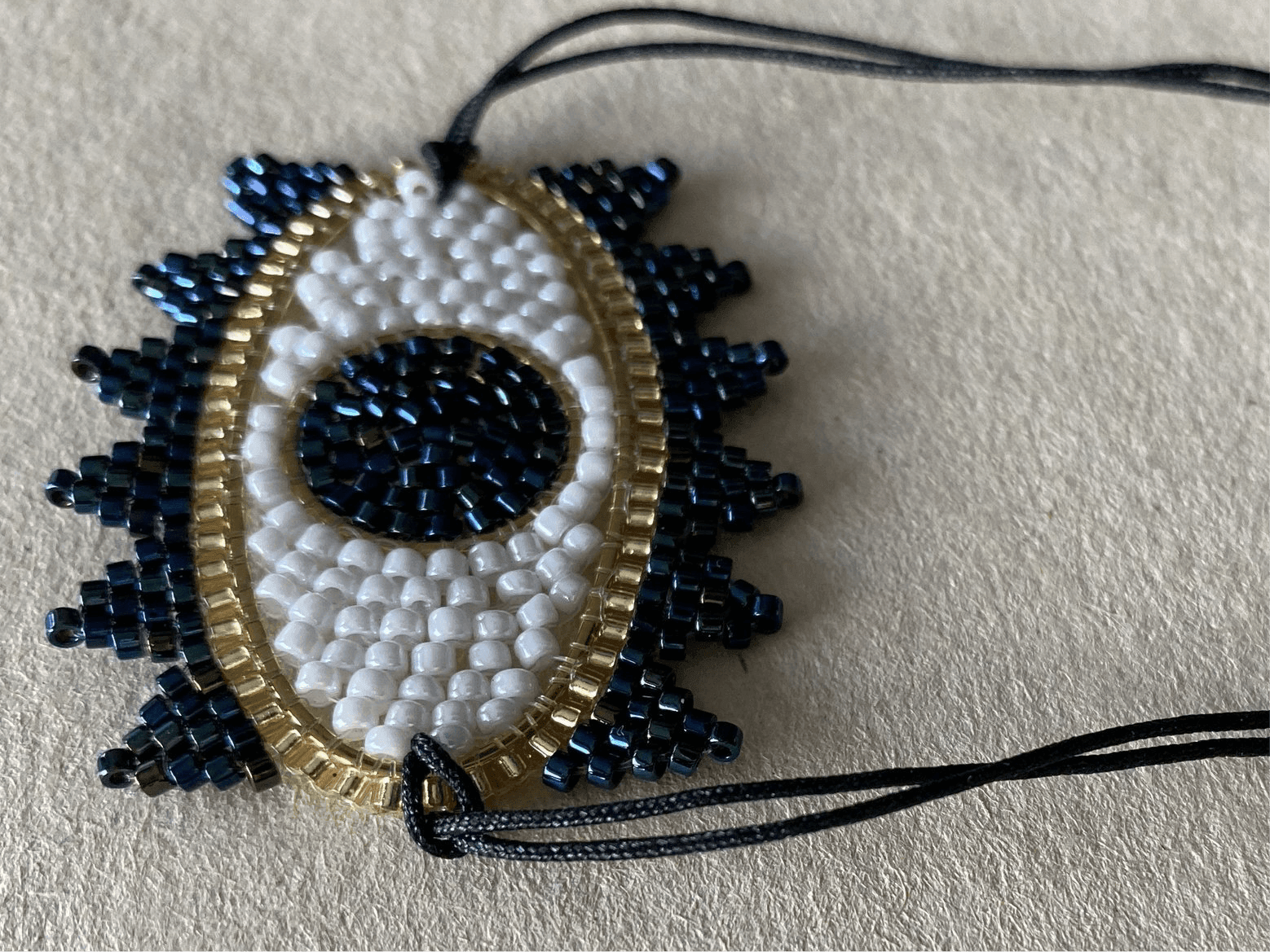 Bracelet perles tissées - "BIG EYE" Blanc/Noir LESE-MAJESTE