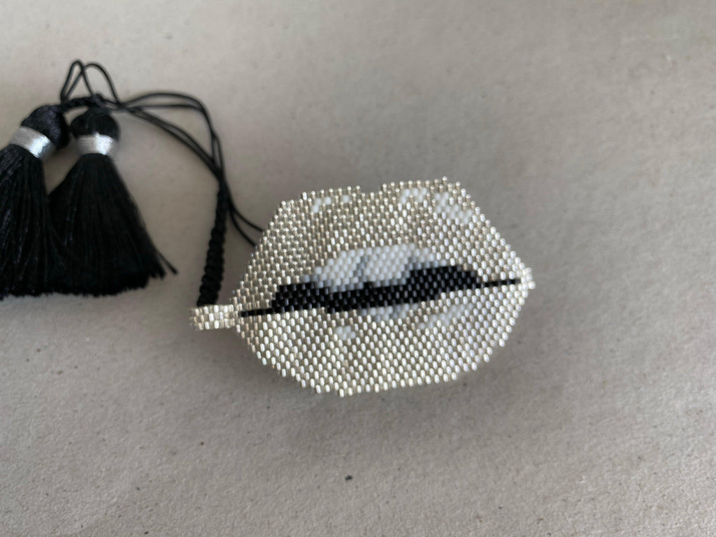 Bracelet perles tissées - "KISS KISS" Blanc/Noir LESE-MAJESTE