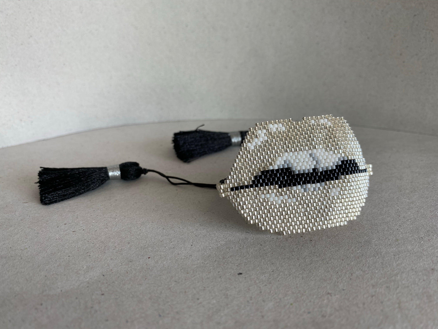 Bracelet perles tissées - "KISS KISS" Blanc/Noir LESE-MAJESTE