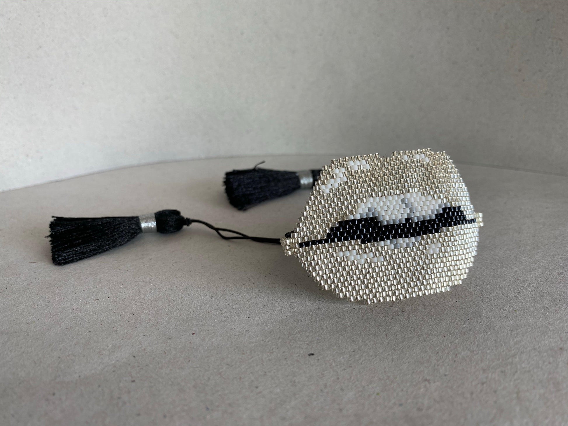 Bracelet perles tissées - "KISS KISS" Blanc/Noir LESE-MAJESTE