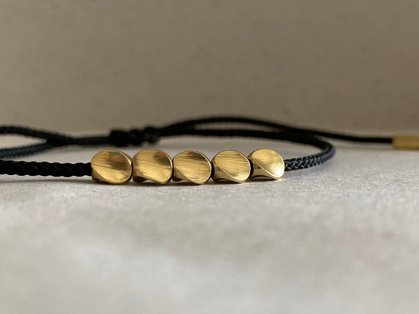 Bracelet tibétain 5 perles - Noir LESE-MAJESTE