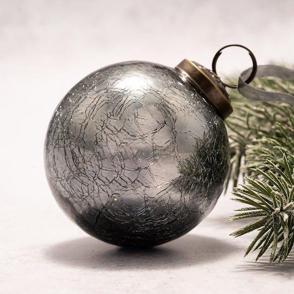 Grande boule de Noël en verre craquelé ardoise 3" BOLLYWOOD CHRISTMAS