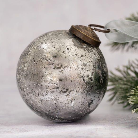 Grande boule de Noël en verre craquelé fumé avec feuille d'argent 3" BOLLYWOOD CHRISTMAS